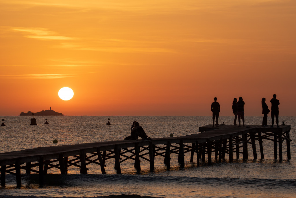 Amanecer detrás del faro