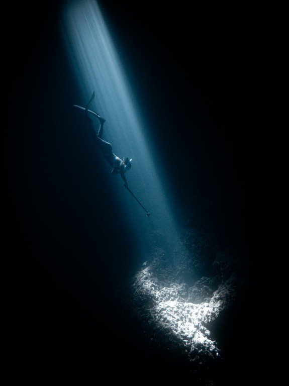 Entre la luz y el abismo